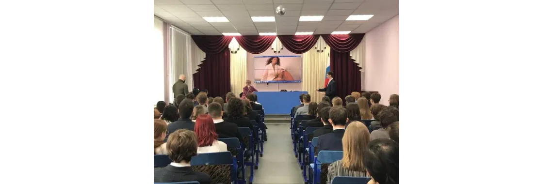 Виктория Тишина на встрече с учениками 8-11 классов Экономического лицея №373.
